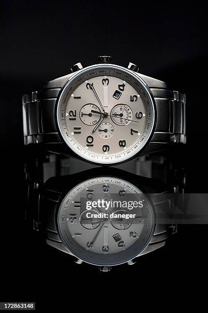 armbanduhr liegen, wunderschöne reflexion - luxusuhr stock-fotos und bilder