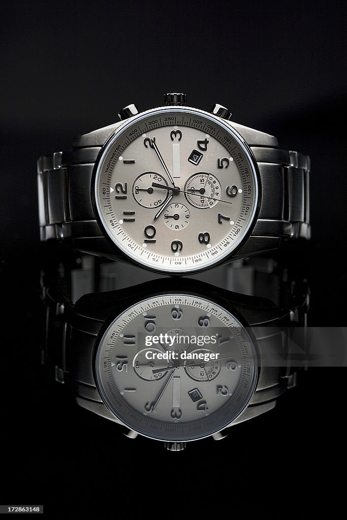 Hermosa pulsera lying, reflejo