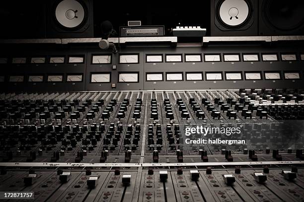 studio d'enregistrement à repasser - mixage du son photos et images de collection