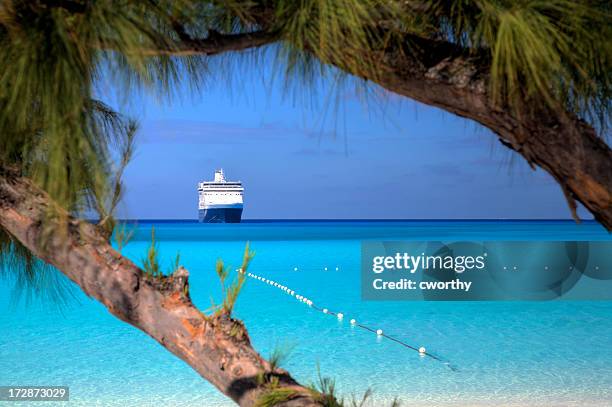 beach, seas and ship - caraïbische zee stockfoto's en -beelden