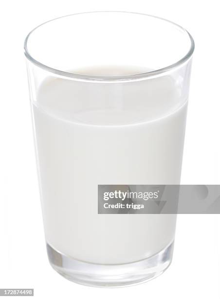 full clear glass of white milk - bekerglas stockfoto's en -beelden