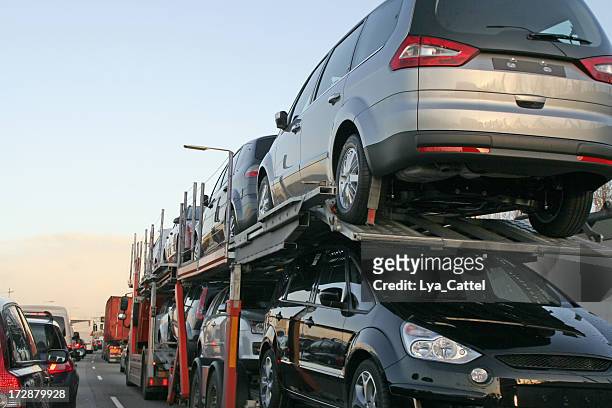neue autos verkehr # 2 - car transporter stock-fotos und bilder