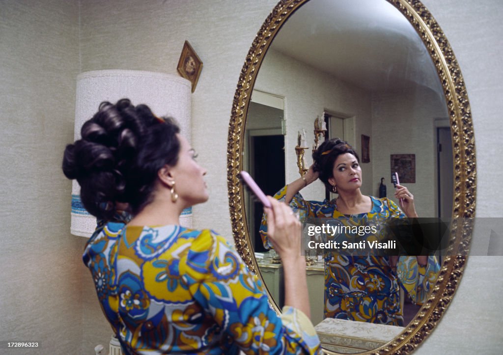 Actress Yvonne De Carlo At Home