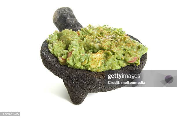 guacamole in einem traditionellen "molcajete" probieren, - guacamole stock-fotos und bilder