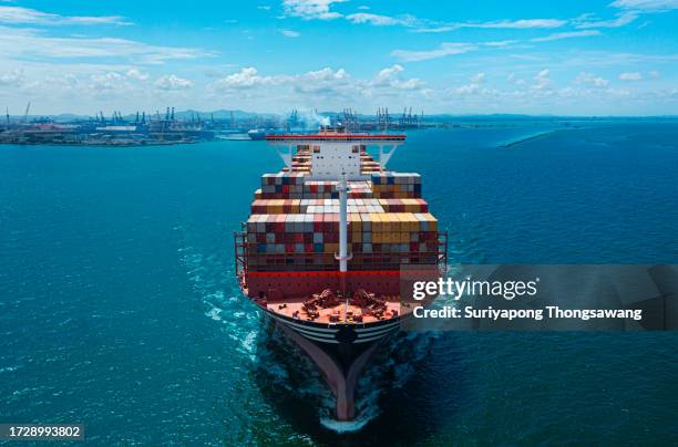 aerial front view container cargo ship carrier container on the sea for business logistics, import export, shipping or freight transportation. - ships bridge 個照片及圖片檔