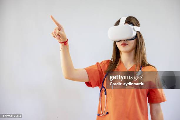 innover pour l’avenir : portrait d’une jeune ambulancière paramédicale qui adopte la réalité virtuelle dans la recherche médicale - vue subjective en réalité virtuelle photos et images de collection