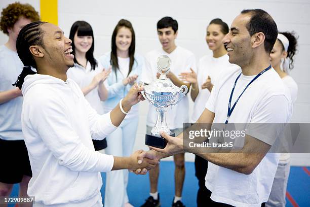 adolescente estudantes: felicitar o vencedor - sport industry awards imagens e fotografias de stock