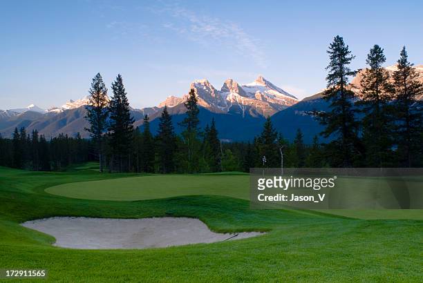 golf en las montañas rocosas - canada rockies fotografías e imágenes de stock