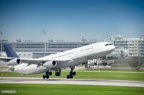 abheben - flugzeug seitlich himmel stock-fotos und bilder