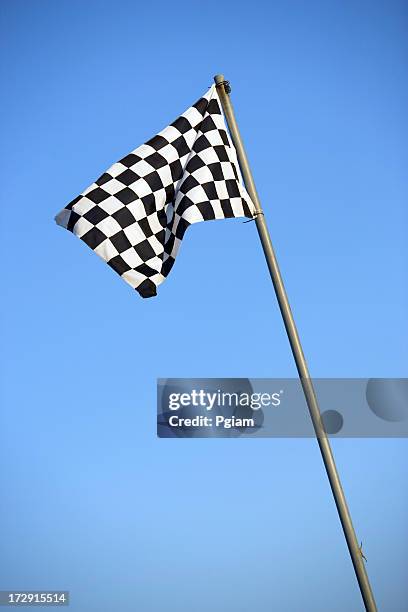 racing flag at the track - checkered race flag stockfoto's en -beelden