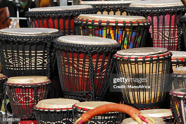 djembe tamburi paesaggio - djembe foto e immagini stock
