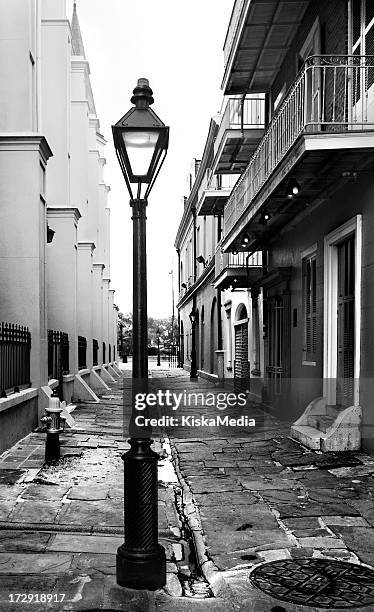 lampe post dans ruelle - vintage new orleans photos et images de collection