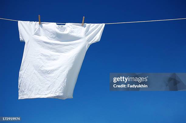 t-shirt branca - clothesline imagens e fotografias de stock