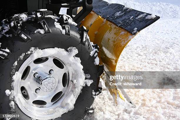 gepflügt schnee mit blade, der auf einem quad - snowplow stock-fotos und bilder