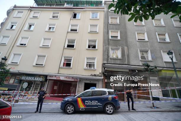 Vehicle and two National Police officers in front of the building where a fire has broken out in Alfonso X el Sabio street in Vigo, on 11 October,...