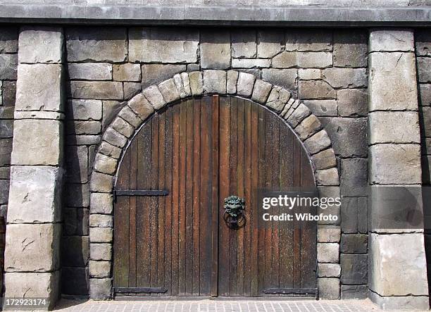 medieval puerta - turret fotografías e imágenes de stock