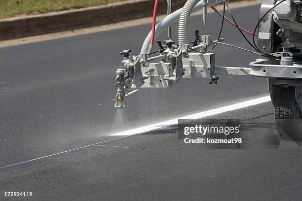 pflaster-lane-marker - 2 - straßenmarkierung stock-fotos und bilder
