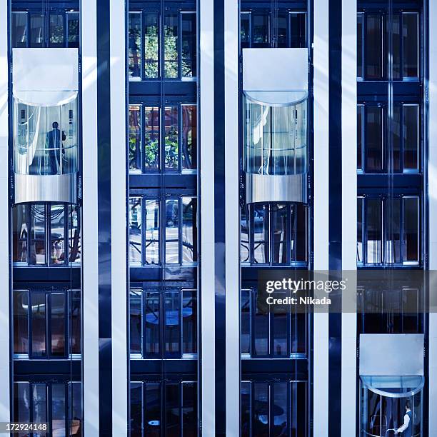 arriba y abajo - elevator fotografías e imágenes de stock