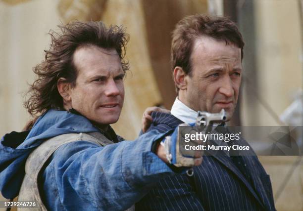 Acteur américain Bill Paxton avec l’acteur britannique Bob Peck, sur le tournage du film Slipstream - Le Souffle du Futur de Steven Lisberger, le 1...