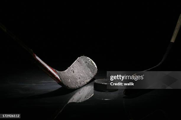 a gray hockey stick and a puck in solitude - hockey puck 個照片及圖片檔