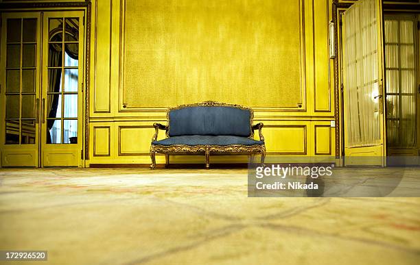 ブルーのソファー - 古典様式　壁 ストックフォトと画像
