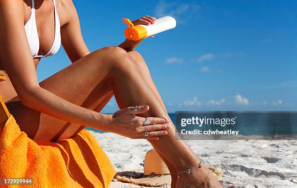 sunblock and legs - 防曬油 個照片及圖片檔