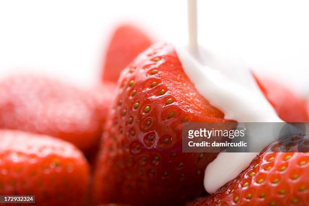 strawberries in cream - strawberries and cream stockfoto's en -beelden