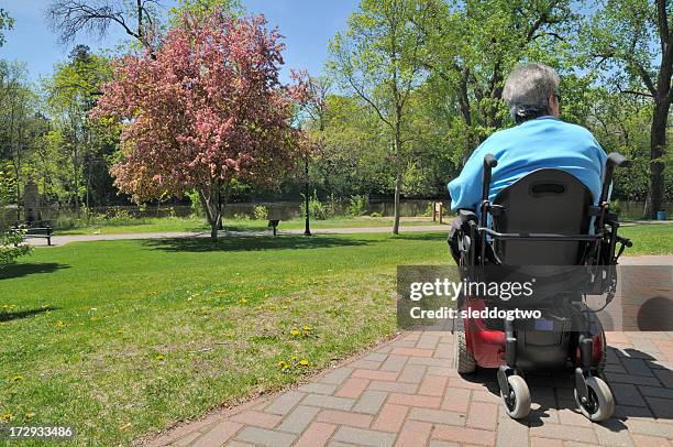 dans le parc - sclérose en plaques photos et images de collection