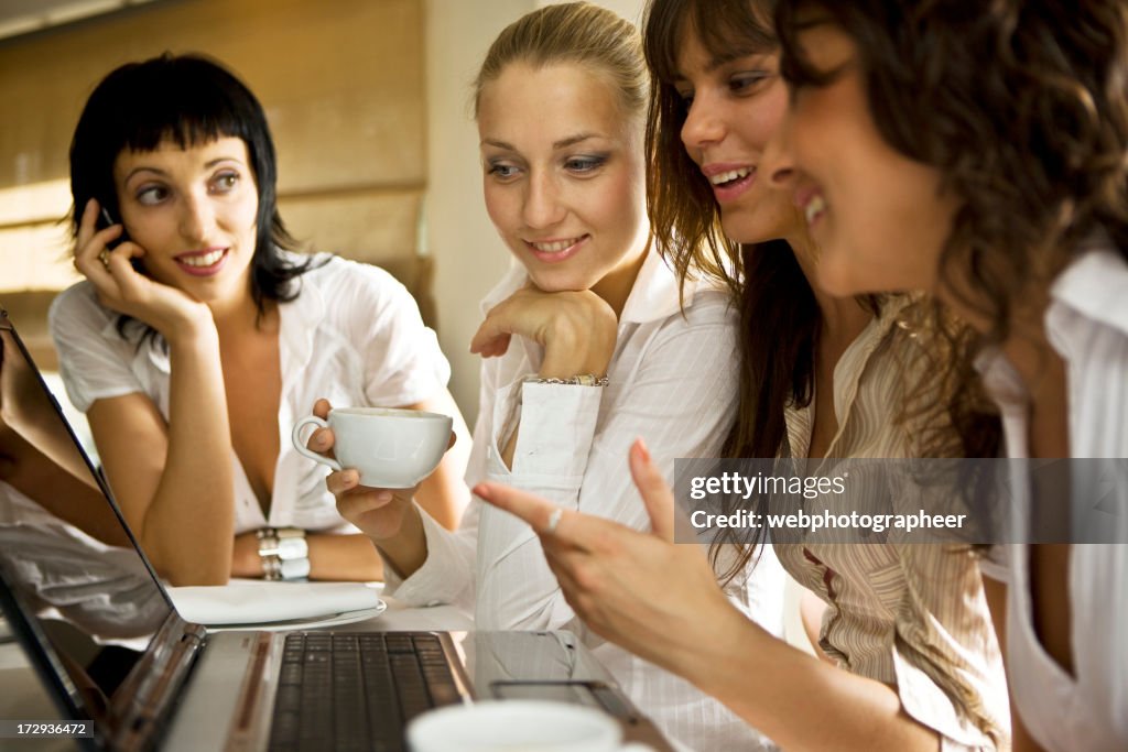 Friends working together XXL