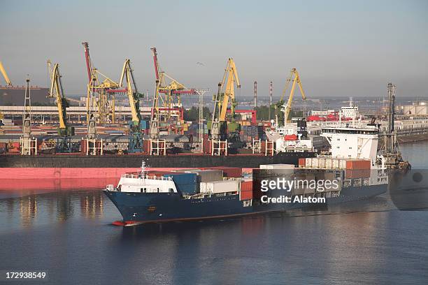 nave cargo - st petersburg russia foto e immagini stock
