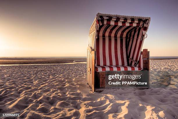 silla de playa - silla de playa con toldo fotografías e imágenes de stock