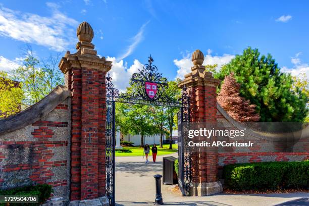 puerta 1 - entrada newell gate - soldiers field - universidad de harvard - boston, massachusetts - universidad de harvard fotografías e imágenes de stock