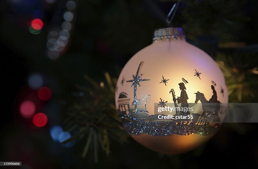 Religieux: Silhouette Boule de Noël avec Nativité