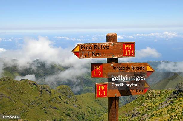 le indicazioni con distanze per escursionisti in montagna, isola di madeira - hiking pole foto e immagini stock