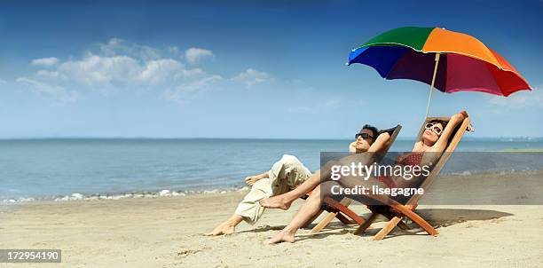 vacaciones - sombrilla playa fotografías e imágenes de stock