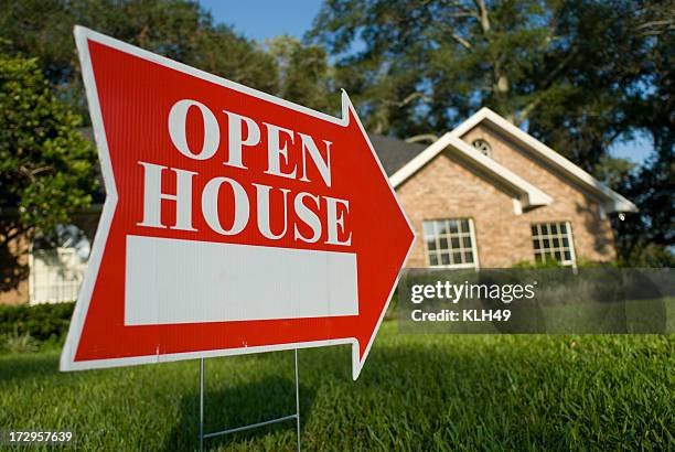 red open house sign pointing at house for inspection - open sign stockfoto's en -beelden