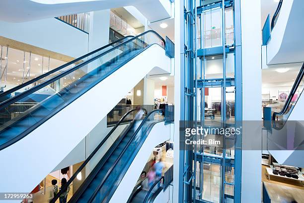 escaleras mecánicas y ascensores en el centro comercial - elevator fotografías e imágenes de stock