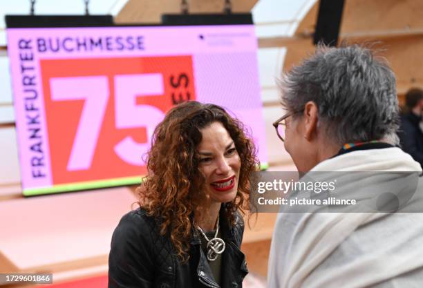 October 2023, Hesse, Frankfurt/Main: Gaia Vince , British environmental journalist and non-fiction author, and Karin Schmidt-Friderichs, President of...