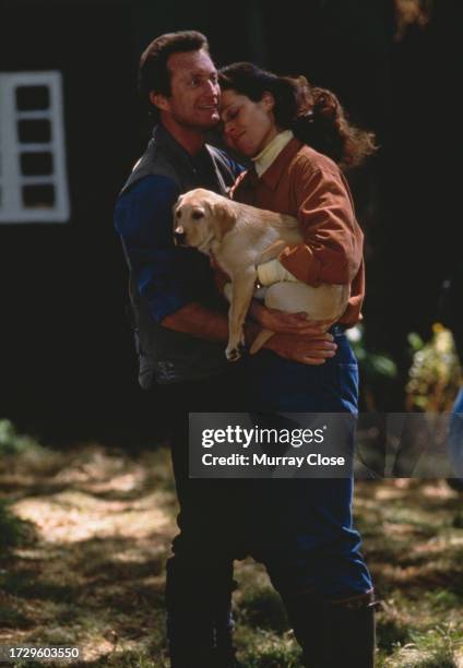 Acteur australien Bryan Brown avec l'actrice américaine Sigourney Weaver, sur le tournage du film Gorillas In The Mist – Gorilles dans la brume,...