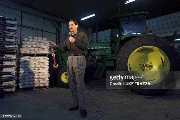 Democratic presidential hopeful US Vice President Al Gore talks to supporters on the Menz family farm in Perry, Iowa 21 January, 2000. Gore is...