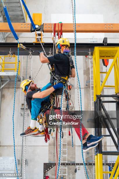 grimpeurs faire formation sauvetage - rope high rescue photos et images de collection