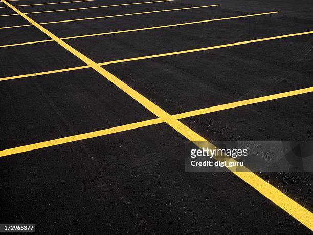 parking lot with fresh pavement - dividing line road marking stockfoto's en -beelden