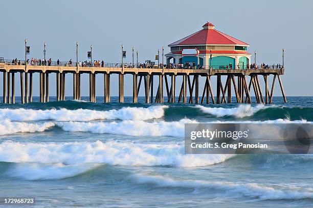 a landscape picture of huntington beach pier - huntington beach california stockfoto's en -beelden