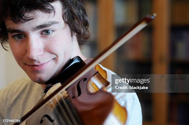 candid violinist 2 - boy violin stockfoto's en -beelden