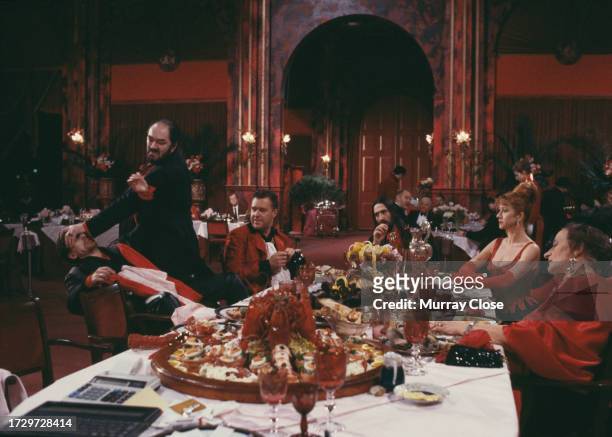 , les acteurs Tim Roth, Michael Gambon, Gary Olsen, Ciaran Hinds, Helen Mirren et Liz Smith sur le tournage du film The Cook, The Thief, His Wife And...