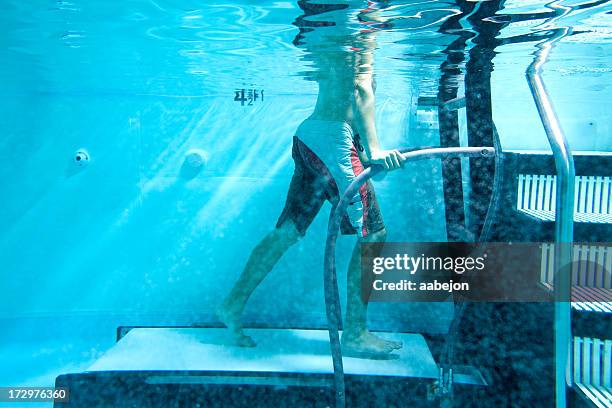 under water treadmill - aquatic therapy stockfoto's en -beelden