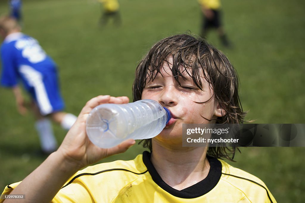 Garçon boire de l'eau