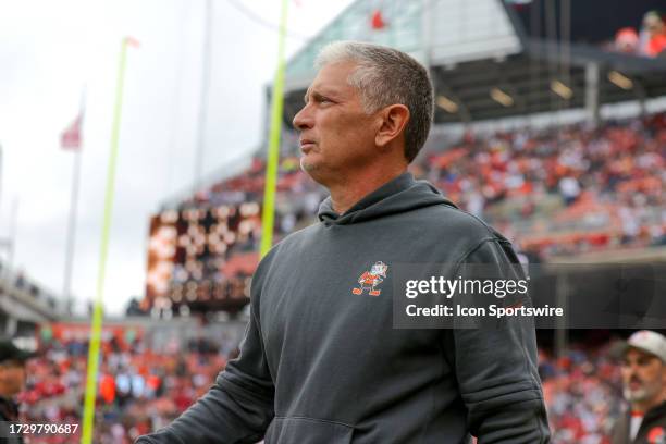 Cleveland Browns defensive coordinator Jim Schwartz on the field prior to the National Football League game between the San Francisco 49ers and...