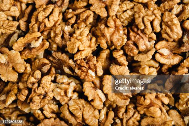 vollrahmen aus geschälten walnüssen - walnuss stock-fotos und bilder