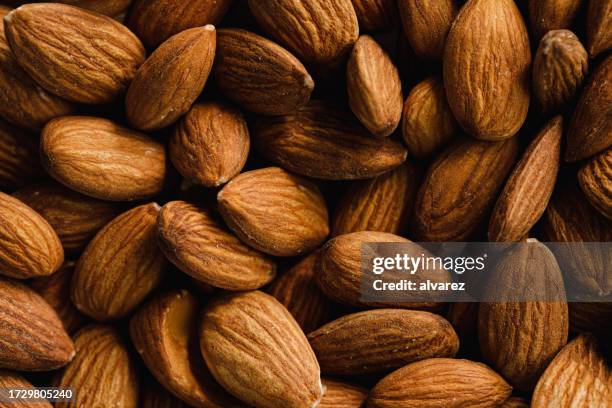 voller rahmen aus mandeln - mandel stock-fotos und bilder